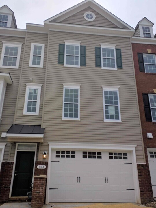 304 Black Sky Ln in Pasadena, MD - Building Photo