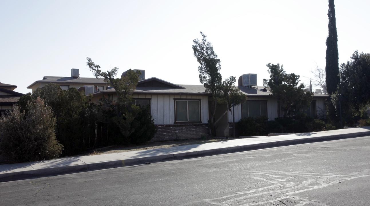 761 Upton Dr in Barstow, CA - Foto de edificio