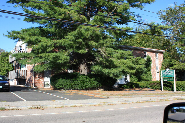 243 Smithfield Rd in North Providence, RI - Foto de edificio - Building Photo