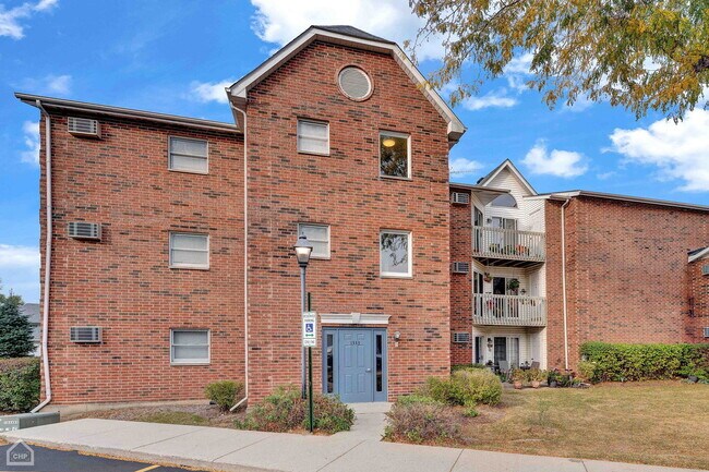 1333 Cunat Ct in Lake In The Hills, IL - Building Photo - Building Photo