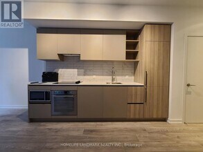55-355 Mercer St in Toronto, ON - Building Photo - Building Photo