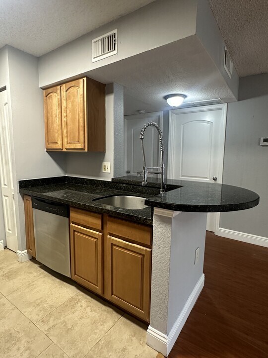 2810 N Oakland Forest Dr in Oakland Park, FL - Building Photo