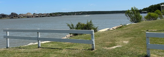 744 E Bluebonnet Dr in Granbury, TX - Building Photo - Building Photo
