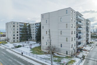 Rose Garden Apartments in Oshawa, ON - Building Photo - Building Photo