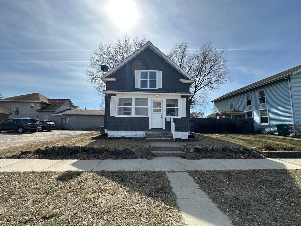 109 W Battell St in Mishawaka, IN - Building Photo