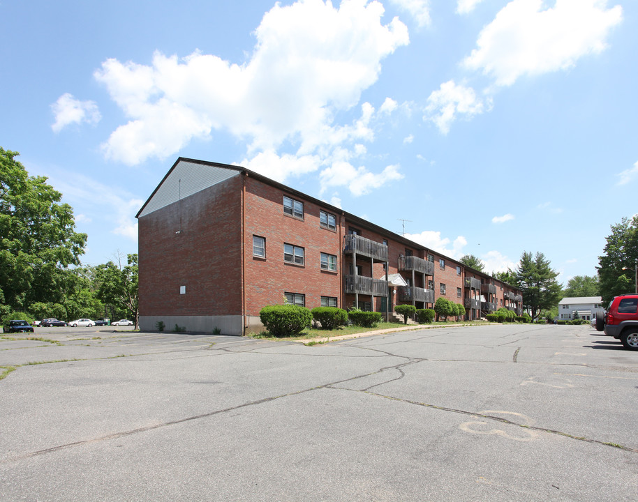 Glastonbury Crossing in East Hartford, CT - Building Photo