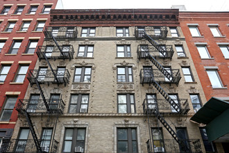 98-100 Thompson St in New York, NY - Building Photo - Building Photo