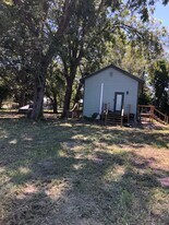 112 E Scott St in Tivoli, TX - Building Photo