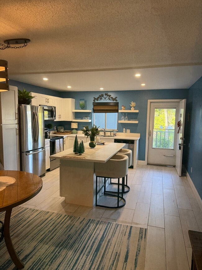 5635 Rattlesnake Hammock Rd in Naples, FL - Foto de edificio - Building Photo