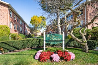 61 Maine Ave in Rockville Centre, NY - Building Photo - Building Photo