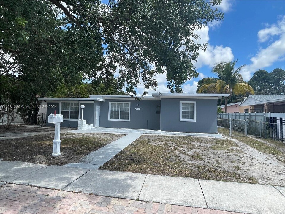 1145 NW 125th St, Unit B in North Miami, FL - Building Photo
