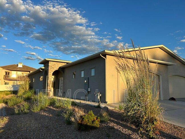 property at 581 W Indian Creek Dr