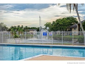 300 Palm Cir W-Unit -305 in Pembroke Pines, FL - Foto de edificio - Building Photo