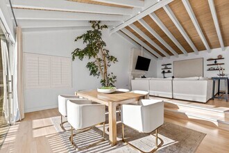 2019 Sunset Plaza Dr in Los Angeles, CA - Building Photo - Building Photo