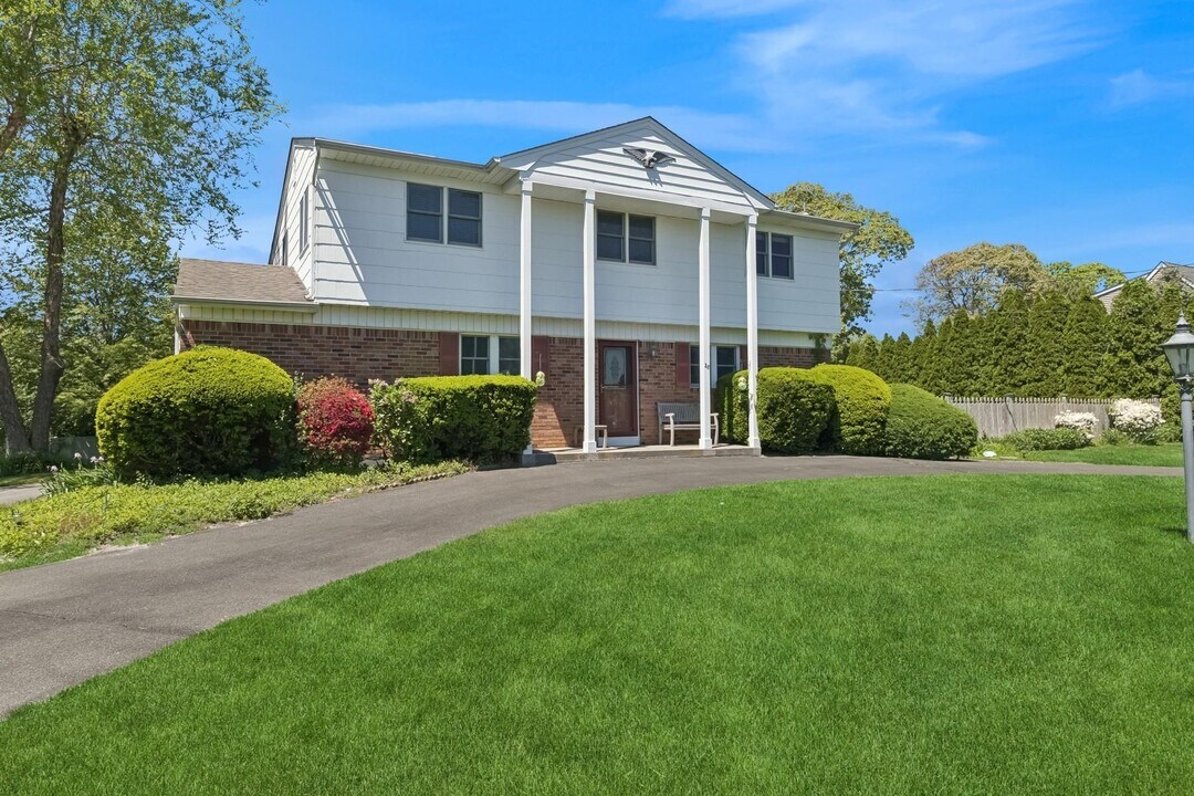 28 Middle Rd in Southampton, NY - Building Photo