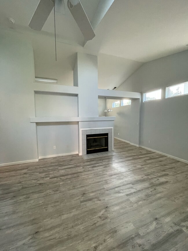 9428 Plainoak Way in Elk Grove, CA - Foto de edificio - Building Photo