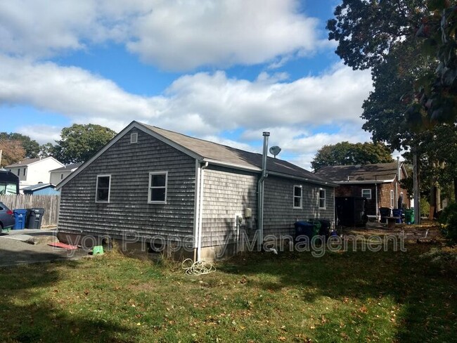 433 Nausauket Rd in Warwick, RI - Building Photo - Building Photo