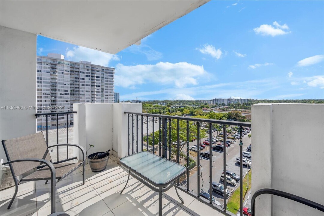 2750 NE 183rd St, Unit 804 in Aventura, FL - Building Photo