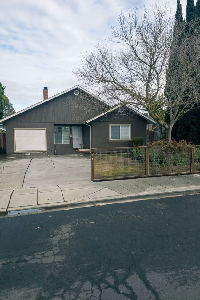 1370 Hollyburne Ave in Menlo Park, CA - Building Photo - Building Photo
