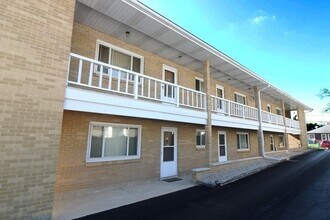220 Griffing Ave in Woodstock, IL - Foto de edificio - Building Photo