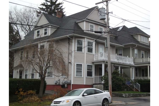 345 Lloyd Ave in Providence, RI - Foto de edificio - Building Photo