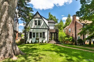 7825 Lafon Pl in University City, MO - Building Photo - Building Photo