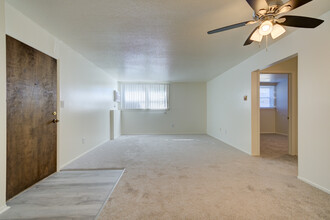 LA COLONNADE APARTMENTS in Southgate, MI - Foto de edificio - Interior Photo