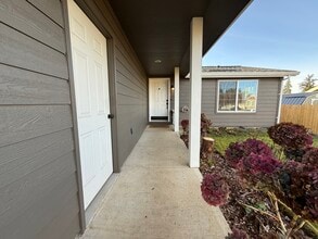 571 SE Mountain View Rd in Estacada, OR - Foto de edificio - Building Photo