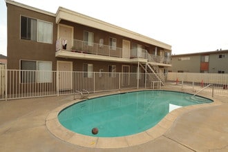 542 D St Apartments in Chula Vista, CA - Foto de edificio - Building Photo
