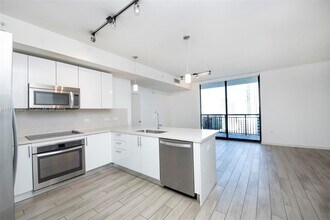999 SW 1st Ave, Unit 2402 in Miami, FL - Foto de edificio - Building Photo