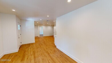 971 Calle Nogal in Thousand Oaks, CA - Foto de edificio - Building Photo