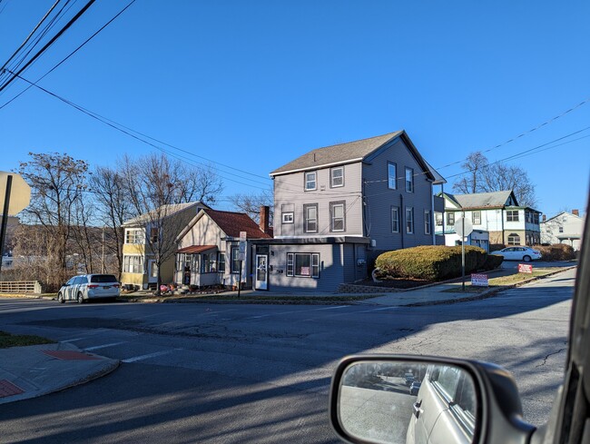 34 Hoffman St, Unit 3 in Poughkeepsie, NY - Foto de edificio - Building Photo