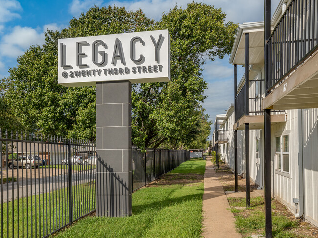 Legacy @23rd in Tulsa, OK - Foto de edificio - Building Photo