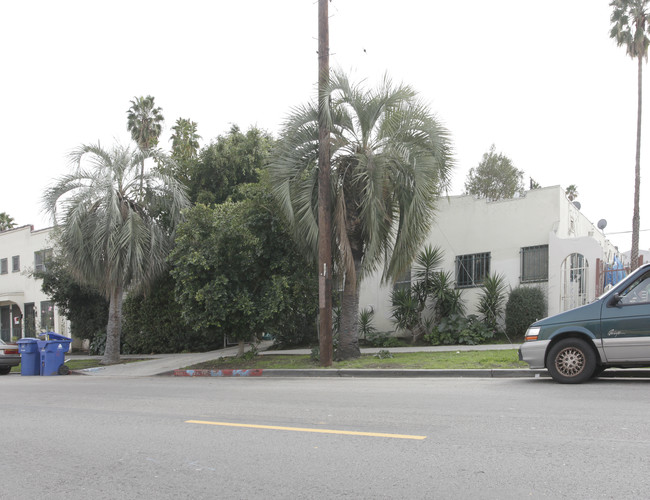 5740 Fountain Ave in Los Angeles, CA - Building Photo - Building Photo