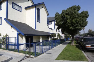 1635 Locust Ave in Long Beach, CA - Building Photo - Building Photo