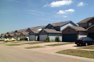 West Indian Hills Townhomes in Topeka, KS - Foto de edificio - Building Photo