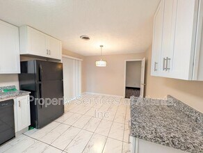 525 Cedar Wood Ct SW in College Park, GA - Foto de edificio - Building Photo