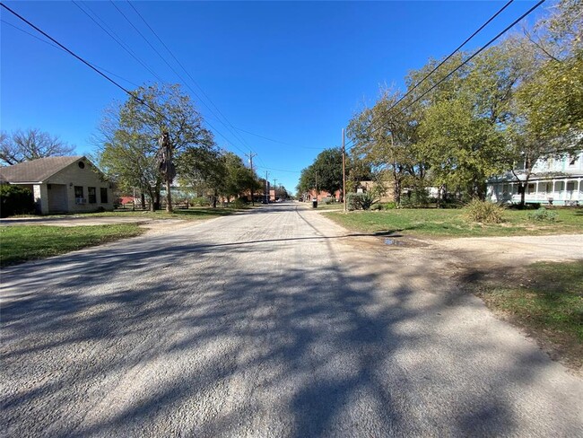 511 Main St in Martindale, TX - Building Photo - Building Photo