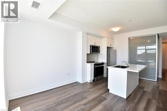 450 Dundas St E in Waterdown, ON - Building Photo - Building Photo