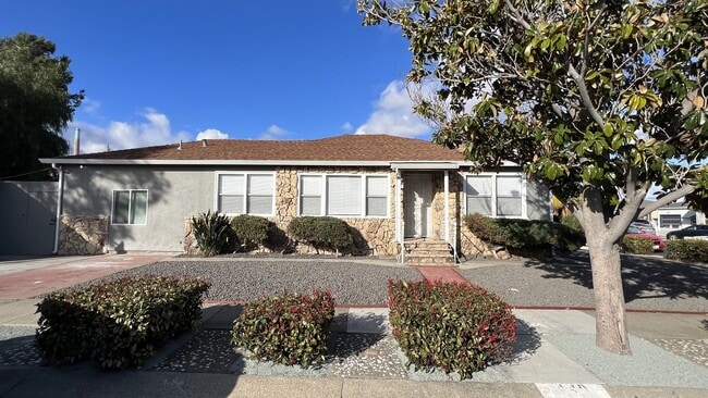 440 W 4th St in Pittsburg, CA - Building Photo - Building Photo