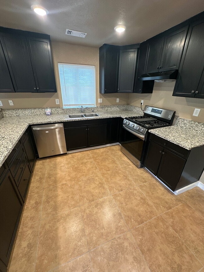 400 Fairway Dr in Modesto, CA - Building Photo - Building Photo