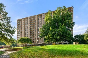4600 S Four Mile Run Dr in Arlington, VA - Building Photo