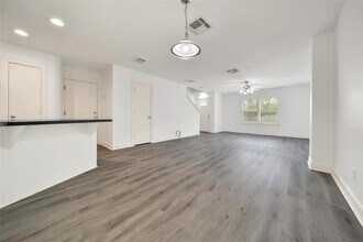 5951 S Loop E in Houston, TX - Foto de edificio - Building Photo