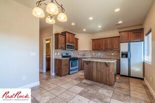 2075 S Sir Monte Dr in Saint George, UT - Building Photo