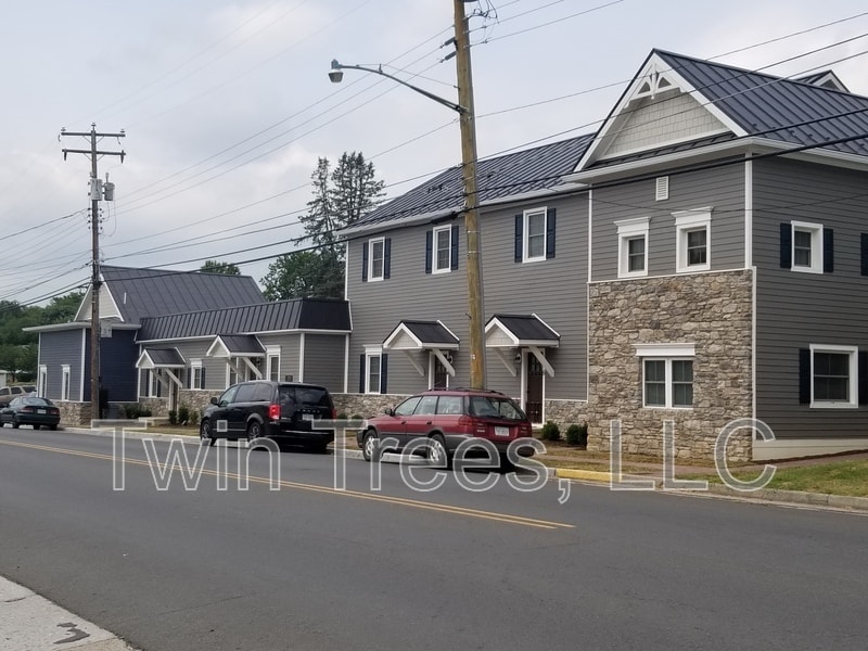5791 Main St in Mount Jackson, VA - Building Photo