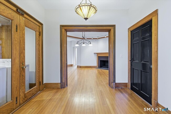 2750 Whitney Ave in Hamden, CT - Foto de edificio - Building Photo