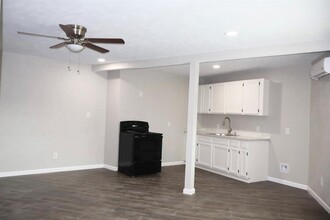 7515 Bayway Dr in Baytown, TX - Building Photo - Building Photo