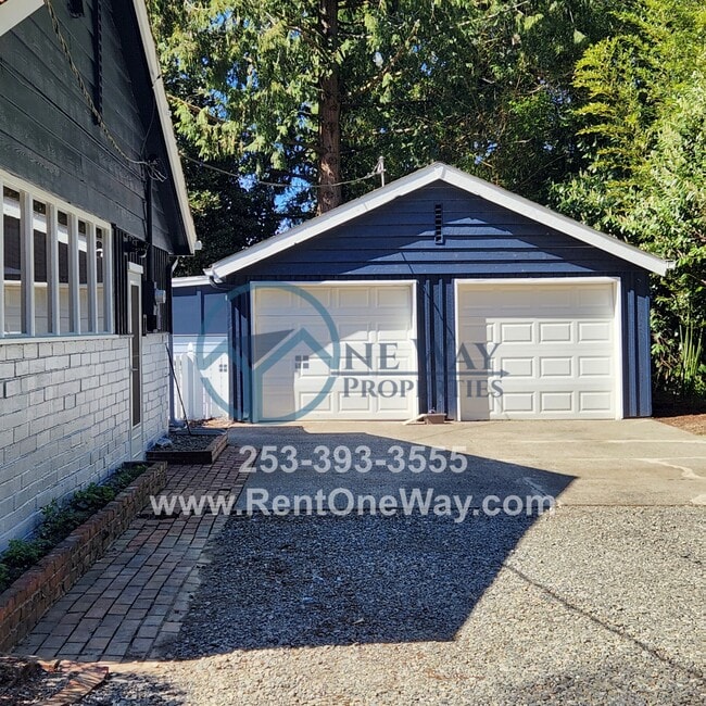 4704 Grandview Dr W in University Place, WA - Building Photo - Building Photo