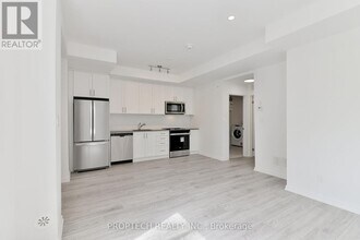 16 Lytham Grn Cir in Newmarket, ON - Building Photo - Building Photo