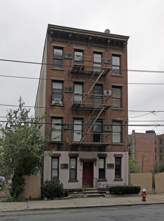 209-211 16th St in Jersey City, NJ - Building Photo